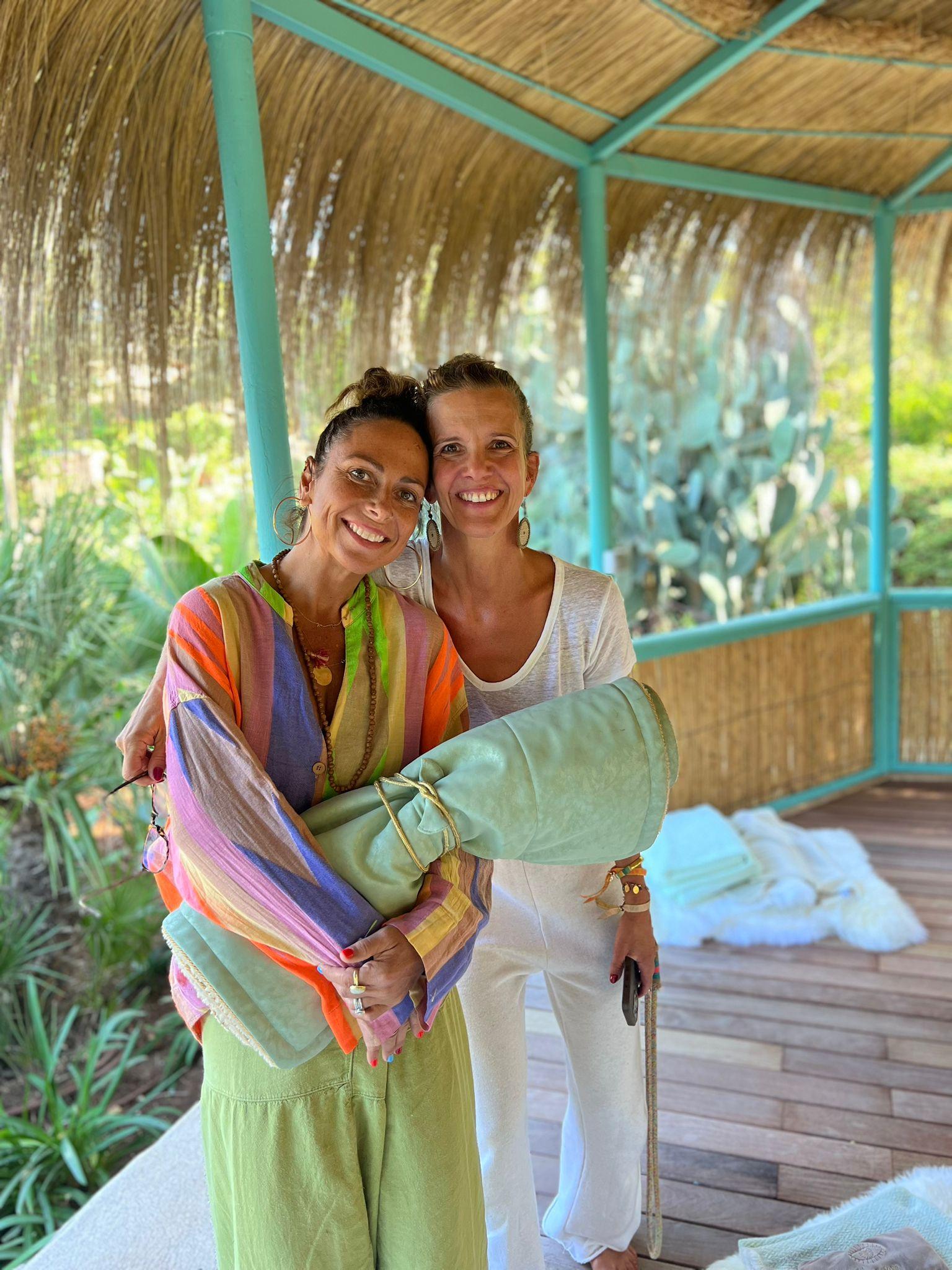 Yoga Haus mit Frauen im Kreis sitzend