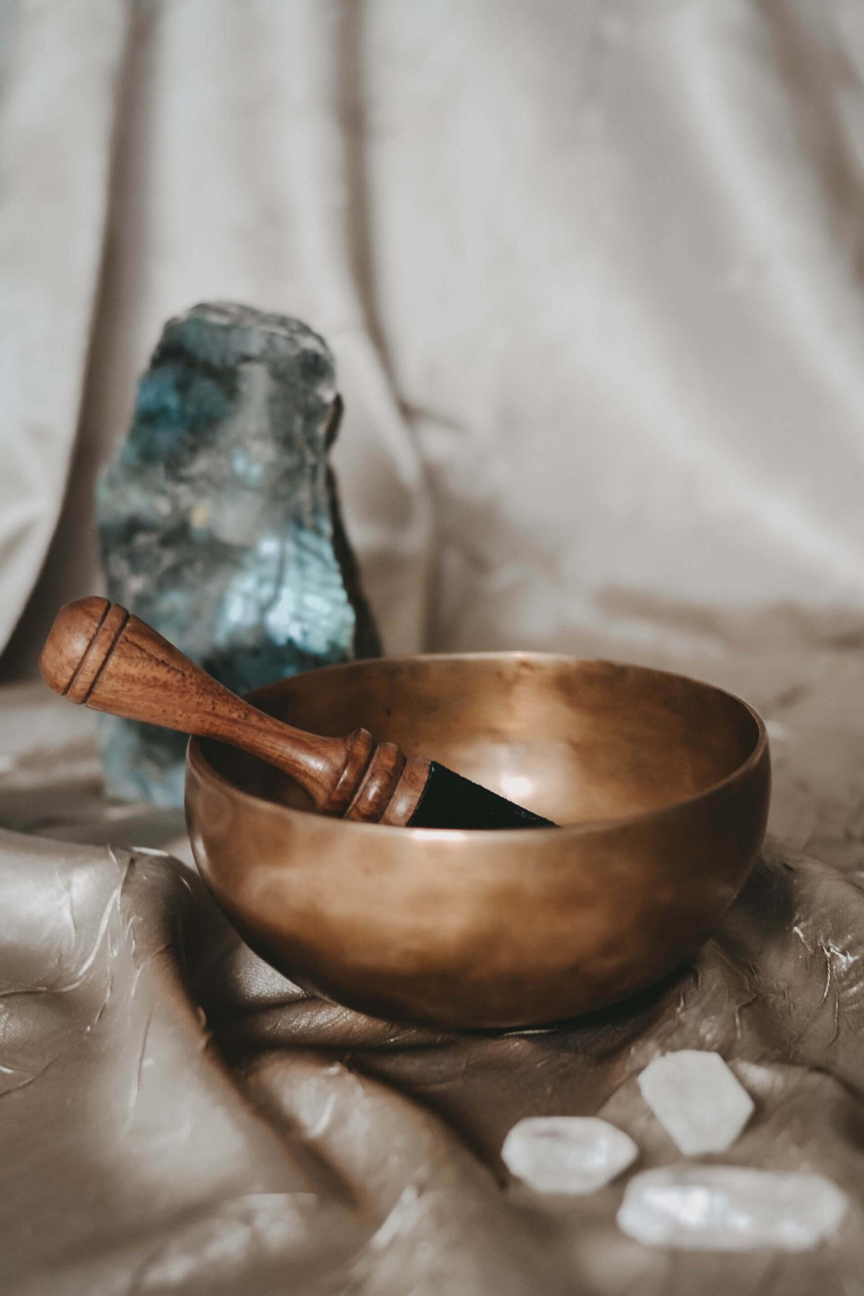 content-pixie-PqbB44bCXa8-unsplash Yoga Haus mit Frauen im Kreis sitzend