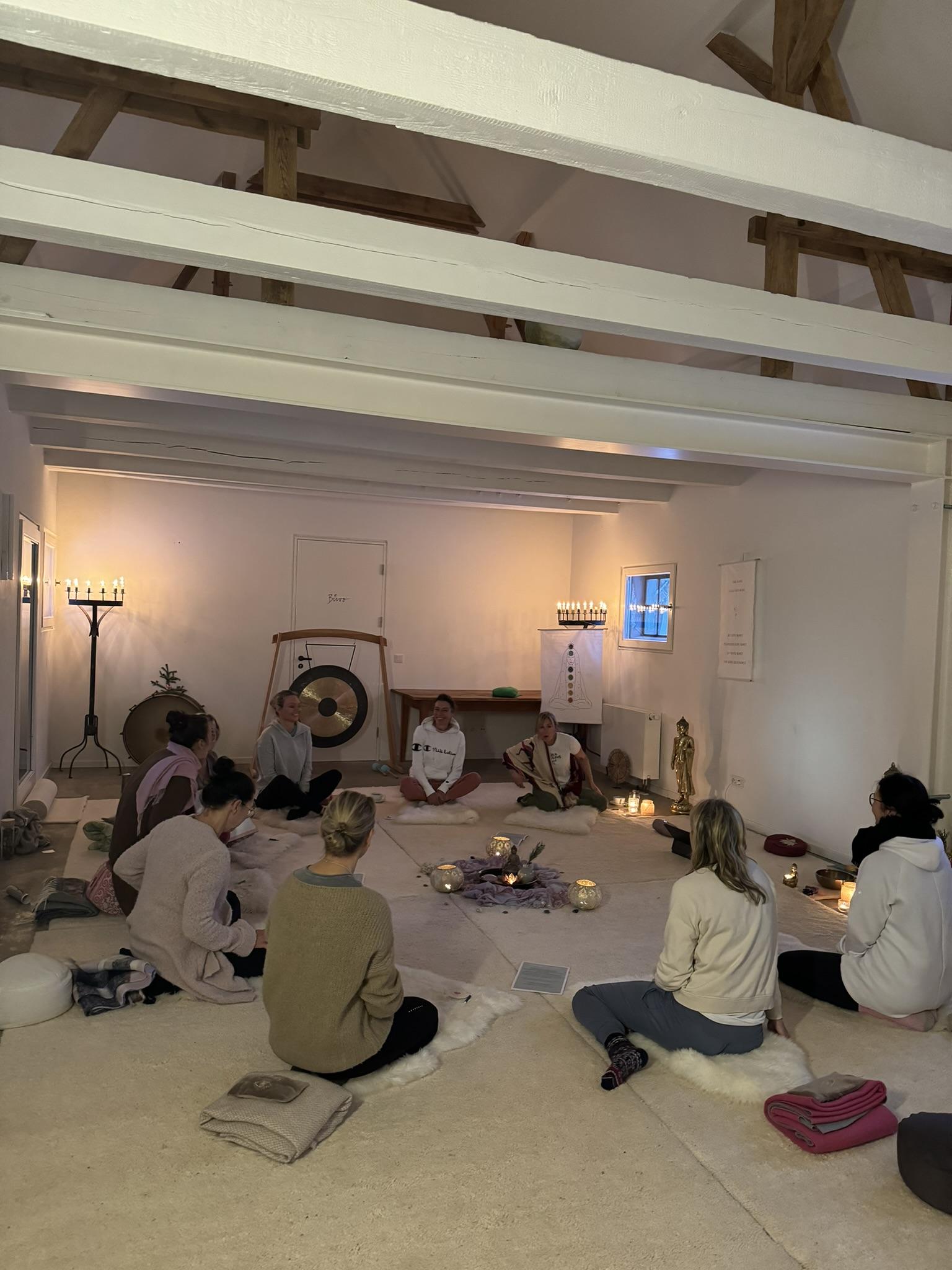 Yoga Haus mit Frauen im Kreis sitzend