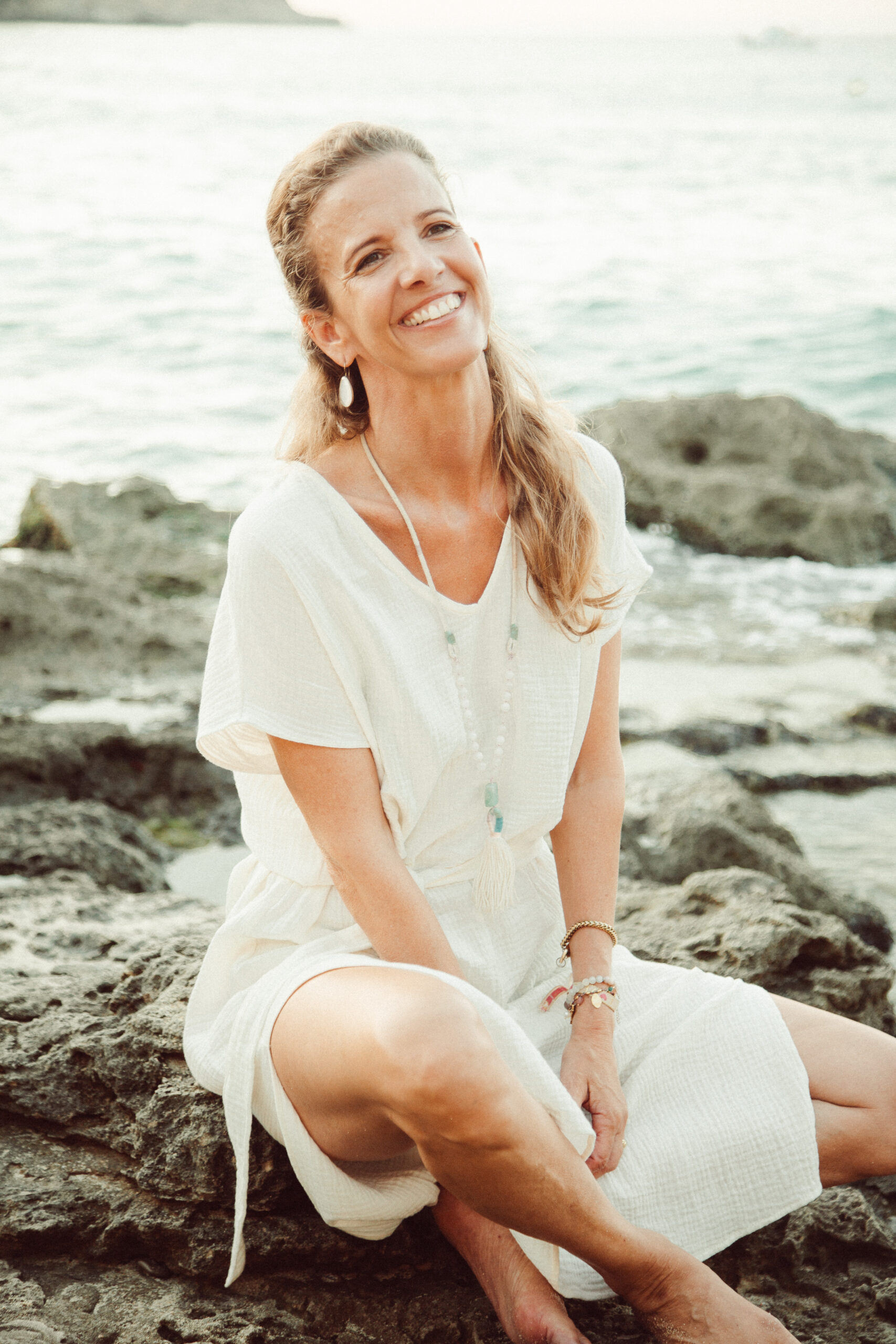 ich sitze auf der Wiese vor dem Beginn einer Yogastunde