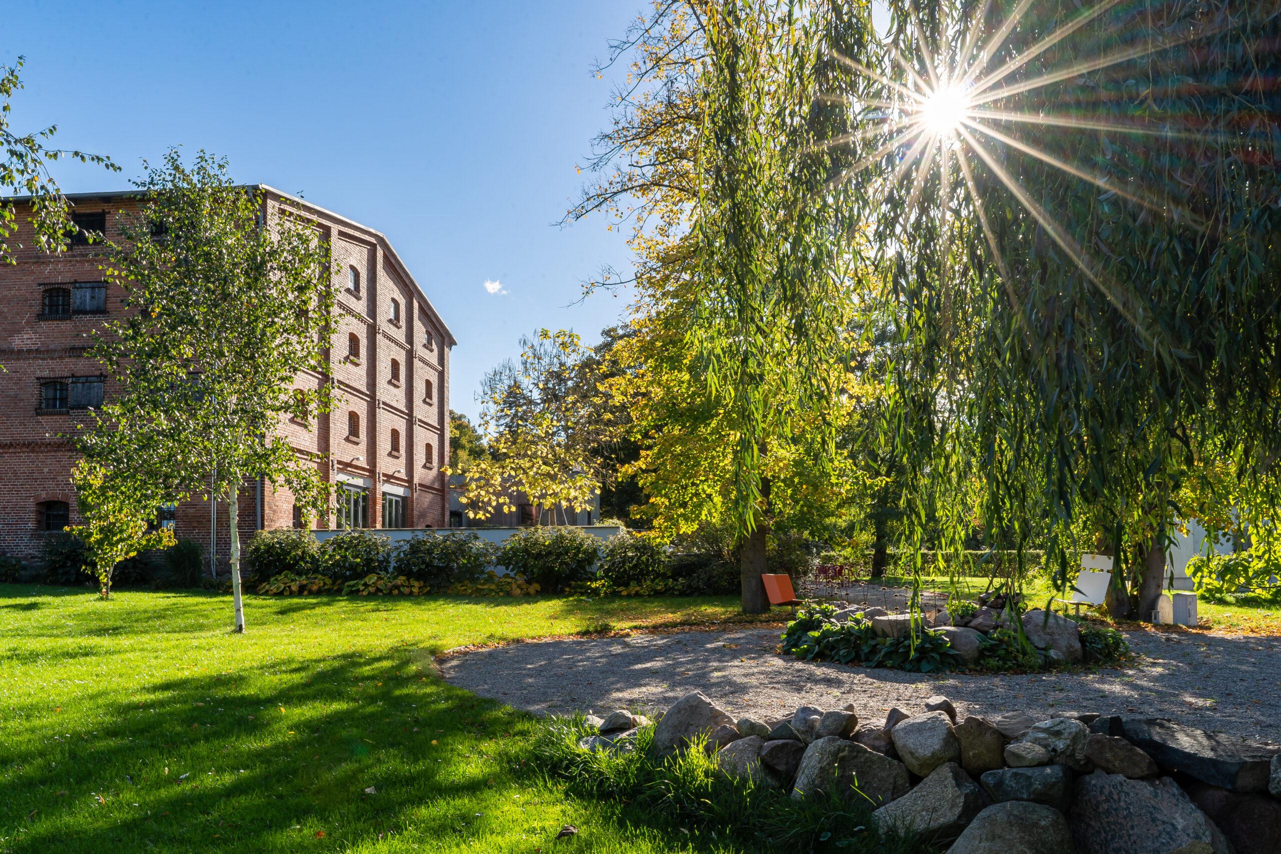 Yoga Haus mit Frauen im Kreis sitzend